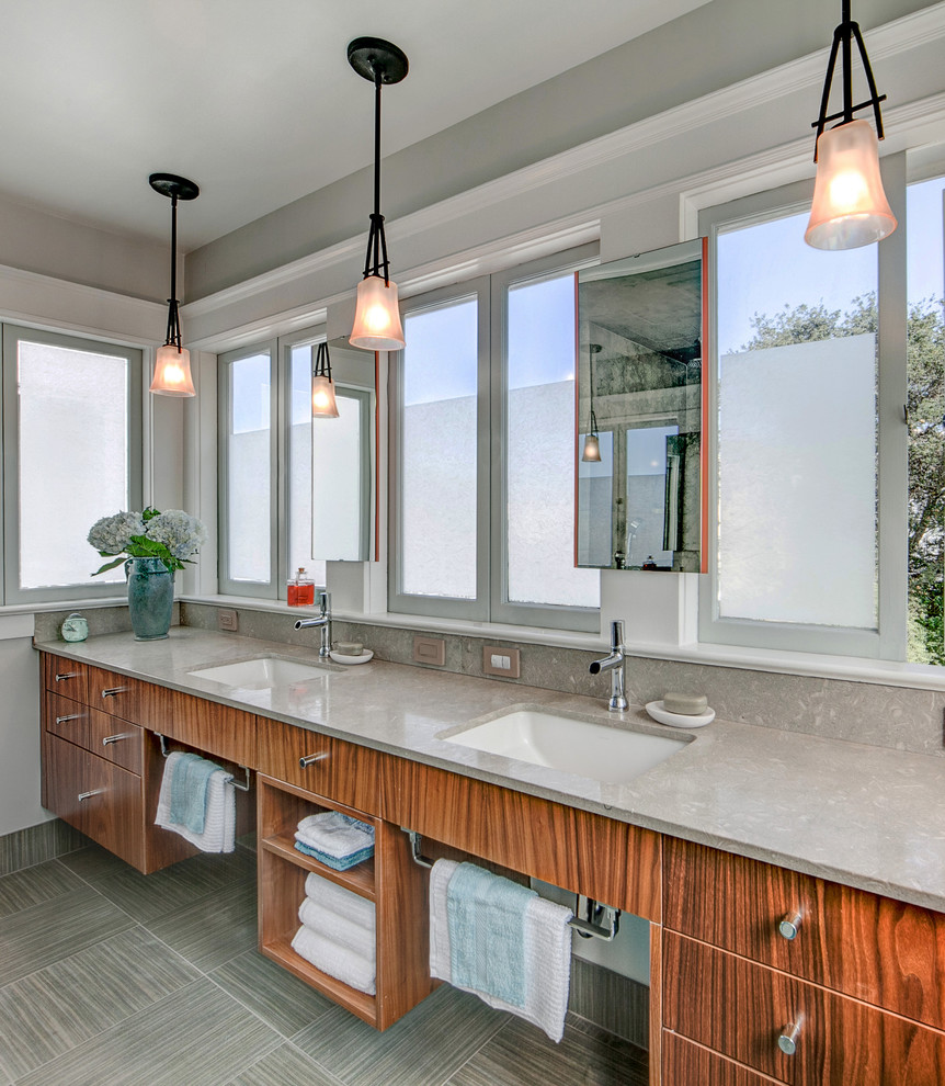 Esempio di una stanza da bagno minimal con ante lisce, ante in legno bruno, lavabo sottopiano, pareti grigie e top grigio