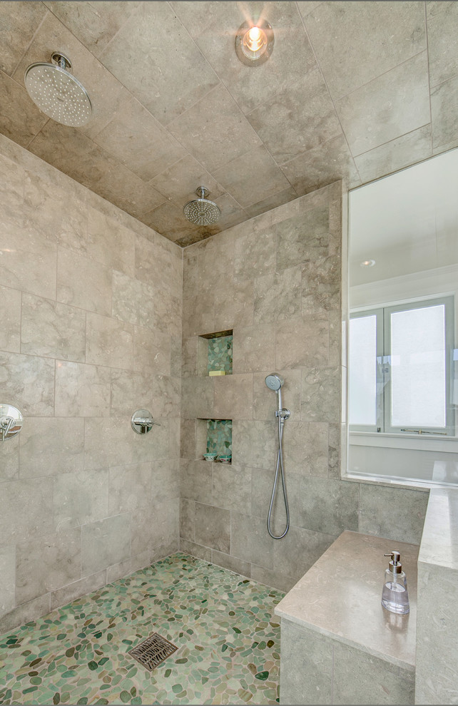 Пример оригинального дизайна: ванная комната в современном стиле с серой плиткой и полом из галечной плитки