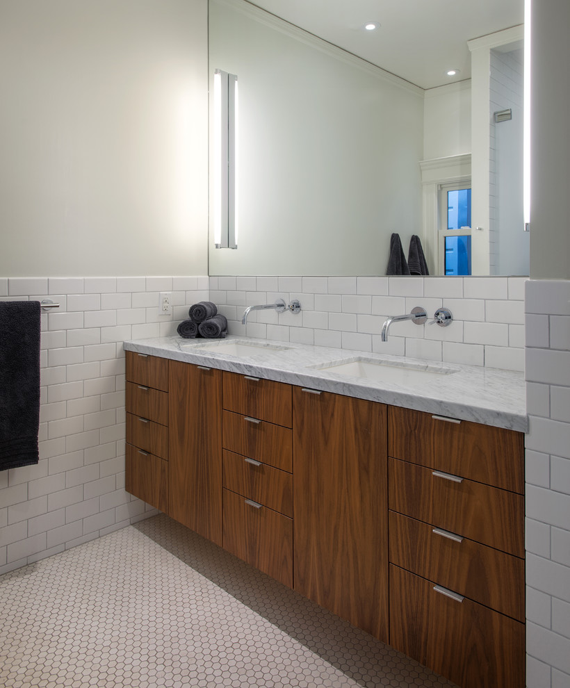 Imagen de cuarto de baño actual con lavabo bajoencimera, armarios con paneles lisos, puertas de armario de madera oscura, baldosas y/o azulejos blancos, baldosas y/o azulejos de cemento y encimeras grises