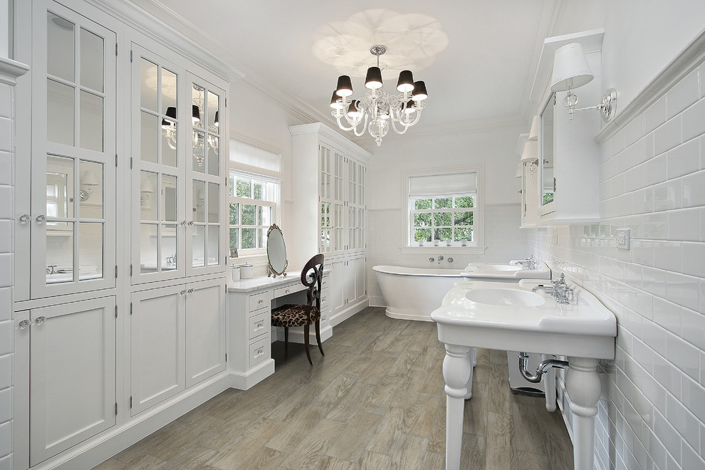 Ejemplo de cuarto de baño clásico con armarios con paneles empotrados, puertas de armario blancas, baldosas y/o azulejos blancos y paredes blancas