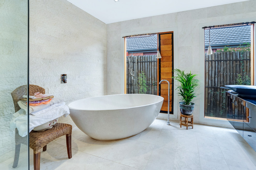 Foto de cuarto de baño principal asiático con bañera exenta