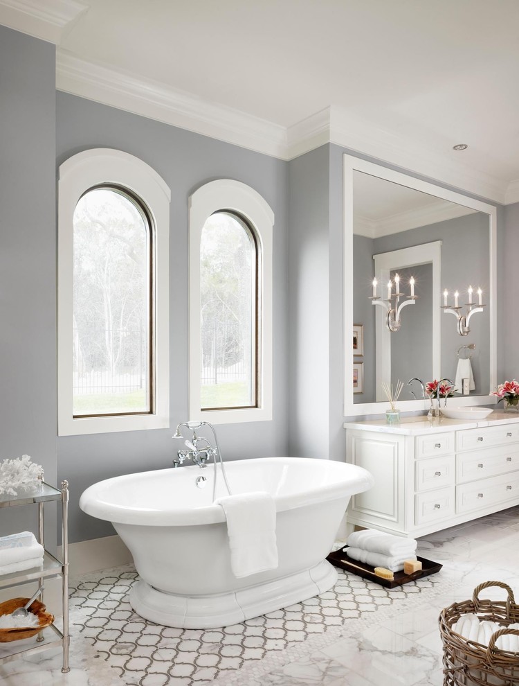 Источник вдохновения для домашнего уюта: ванная комната в современном стиле с настольной раковиной и отдельно стоящей ванной