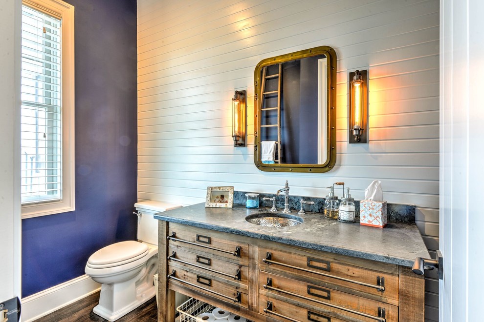 Cette image montre une petite salle d'eau design en bois vieilli avec un placard en trompe-l'oeil, WC séparés, un carrelage blanc, un mur violet, parquet foncé, un lavabo encastré, un plan de toilette en béton et un sol marron.