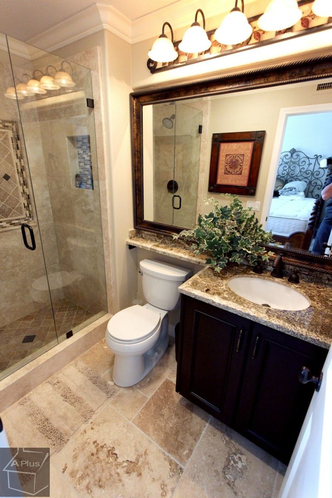 Cette photo montre une petite salle de bain chic en bois foncé avec un lavabo encastré, un placard avec porte à panneau encastré, un plan de toilette en granite, WC séparés, un carrelage beige, des carreaux de porcelaine, un mur beige et un sol en carrelage de porcelaine.