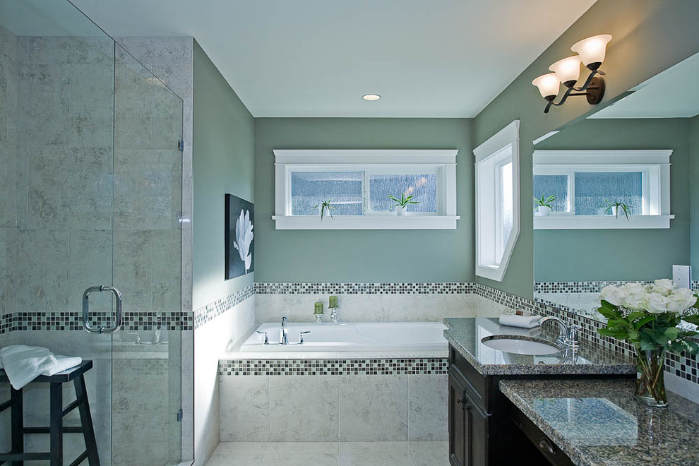 バンクーバーにあるトラディショナルスタイルのおしゃれな浴室 (御影石の洗面台、モザイクタイル) の写真