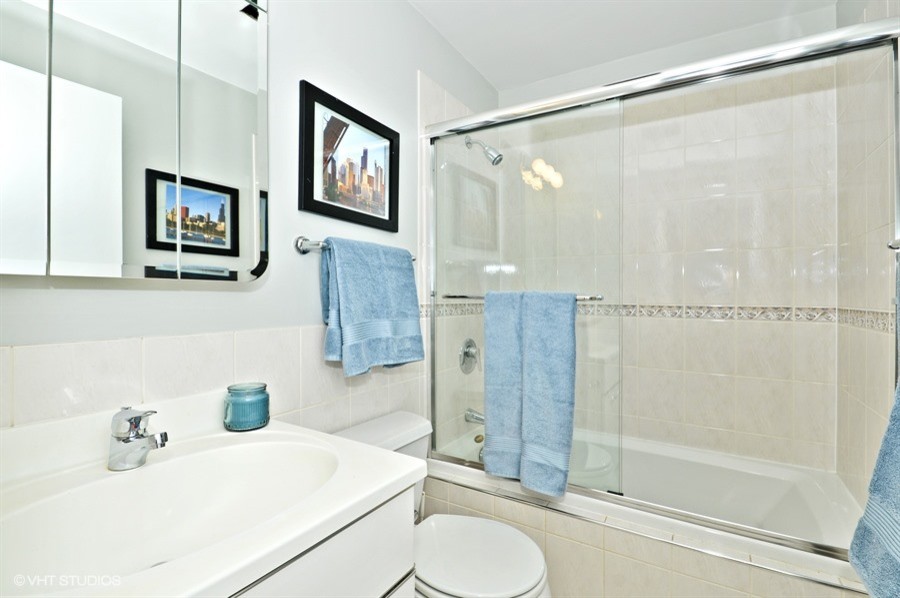 Idéer för små vintage badrum med dusch, med vita skåp, grå kakel och bänkskiva i akrylsten