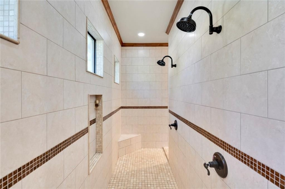 Foto de cuarto de baño principal y a medida mediterráneo extra grande sin sin inodoro con armarios con paneles empotrados, puertas de armario blancas, jacuzzi y ducha abierta