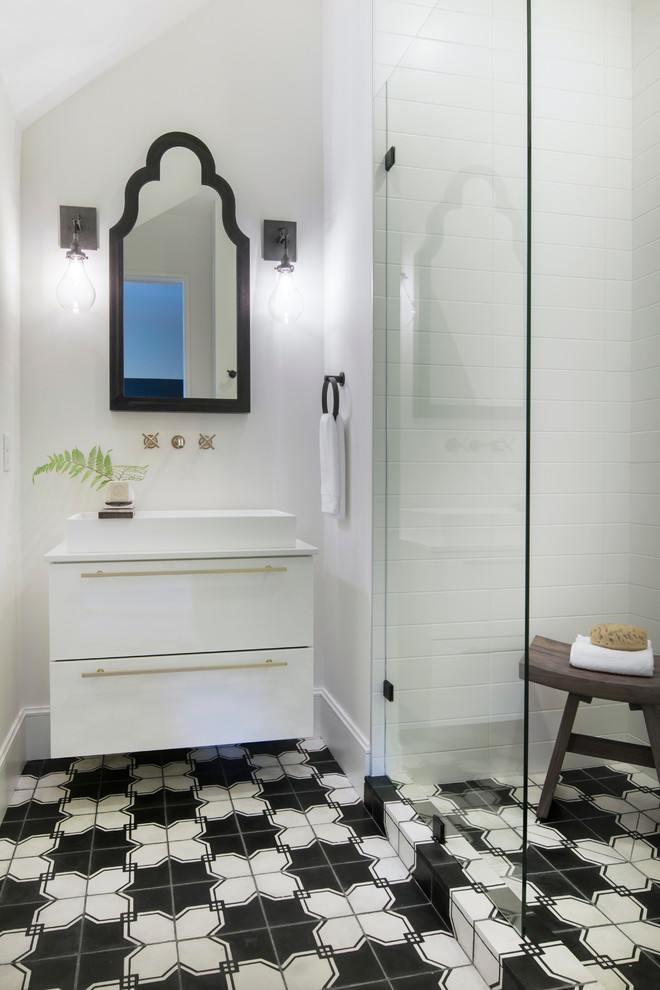 Idéer för ett litet modernt badrum med dusch, med släta luckor, vita skåp, bänkskiva i akrylsten, svart och vit kakel, tunnelbanekakel, vita väggar och betonggolv