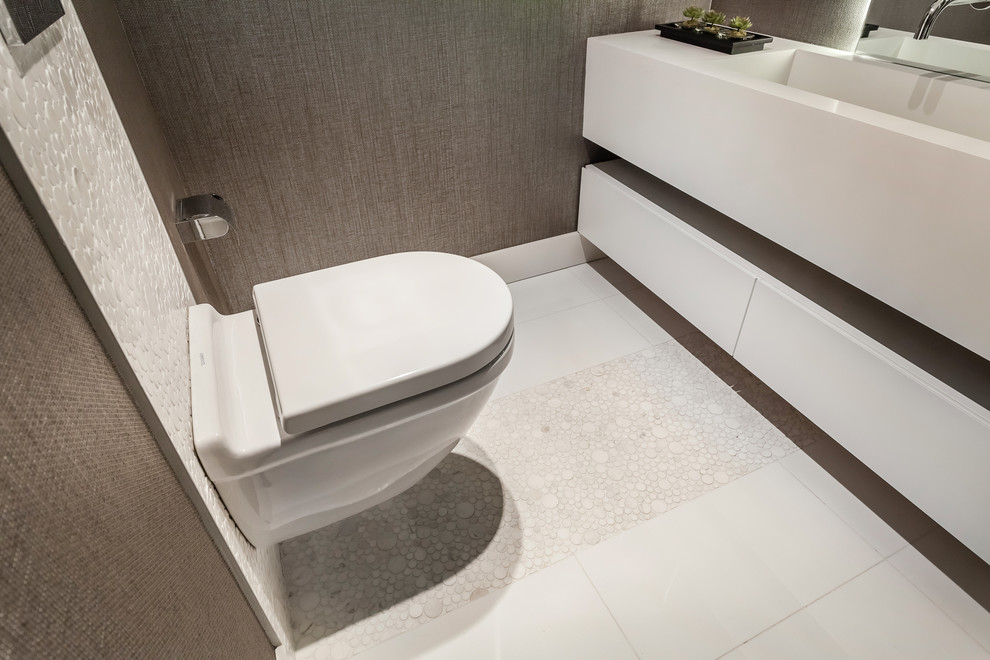Пример оригинального дизайна: маленькая ванная комната в современном стиле с плоскими фасадами, белыми фасадами, душевой кабиной и столешницей из кварцита для на участке и в саду