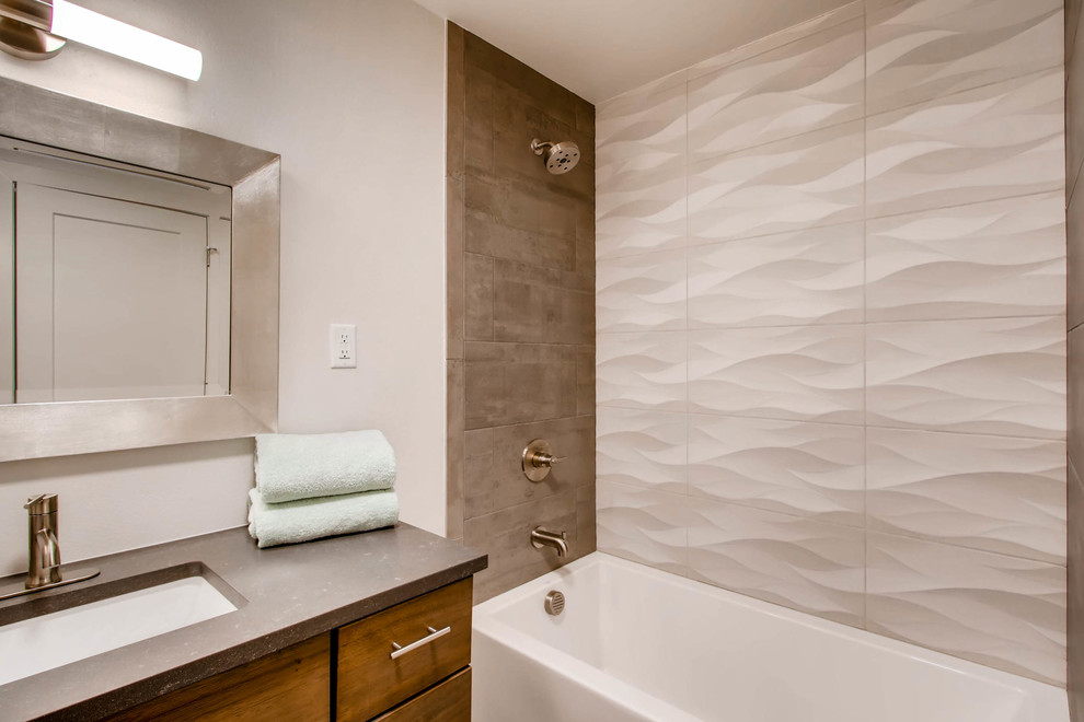 Exempel på ett litet retro grå grått badrum med dusch, med skåp i shakerstil, skåp i mörkt trä, en toalettstol med separat cisternkåpa, grå kakel, keramikplattor, vita väggar, klinkergolv i keramik, ett undermonterad handfat, bänkskiva i kvartsit, grått golv och dusch med gångjärnsdörr