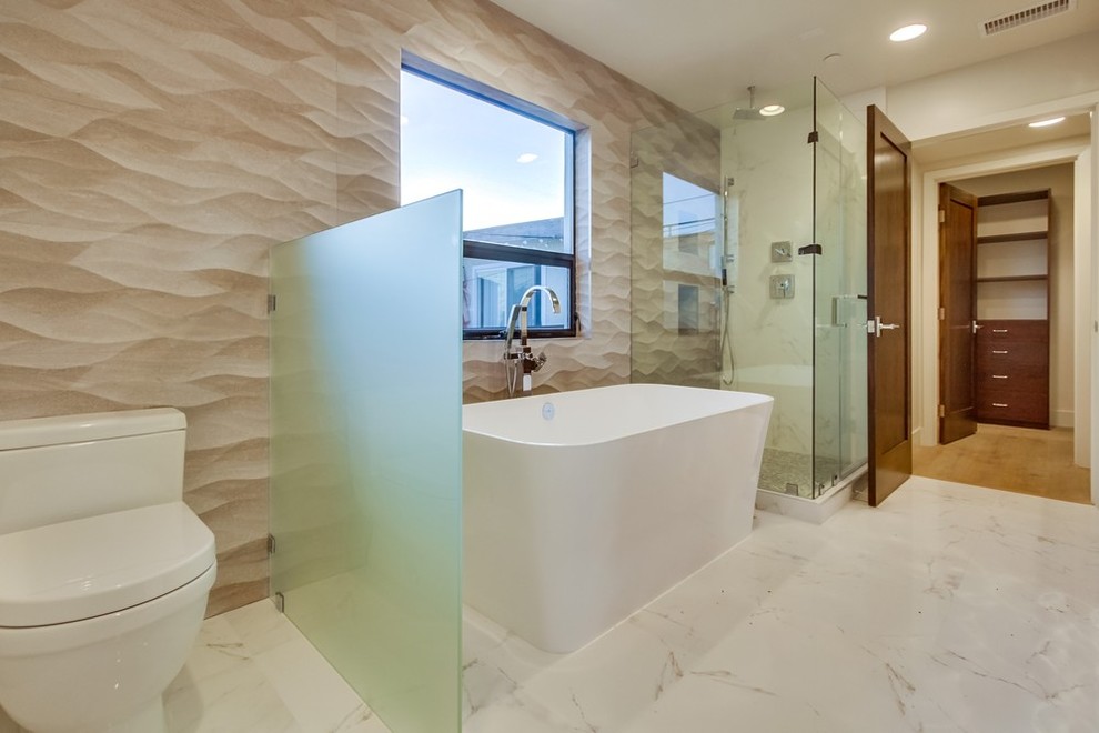 Inspiration för stora moderna en-suite badrum, med ett undermonterad handfat, släta luckor, skåp i ljust trä, bänkskiva i kvarts, en dusch/badkar-kombination, en toalettstol med hel cisternkåpa, vita väggar och marmorgolv