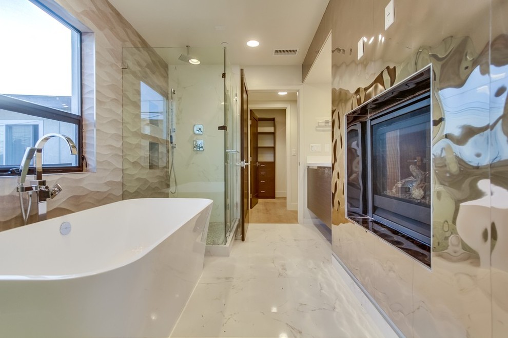 Cette photo montre une grande salle de bain principale tendance en bois clair avec un lavabo encastré, un placard à porte plane, un plan de toilette en quartz modifié, un combiné douche/baignoire, WC à poser, des carreaux de miroir, un mur blanc et un sol en marbre.