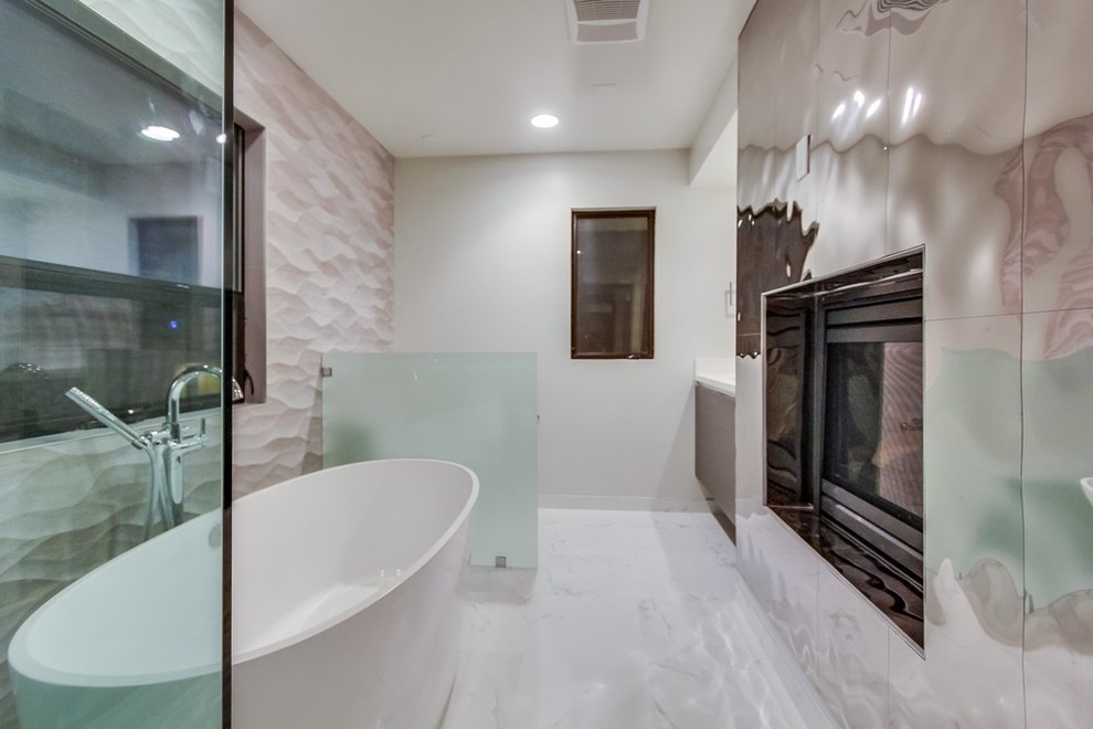 Exemple d'une salle de bain principale tendance en bois clair de taille moyenne avec un placard à porte plane, un plan de toilette en surface solide, une baignoire indépendante, une douche d'angle, WC séparés, des carreaux de miroir, un mur blanc, un sol en marbre et un lavabo encastré.