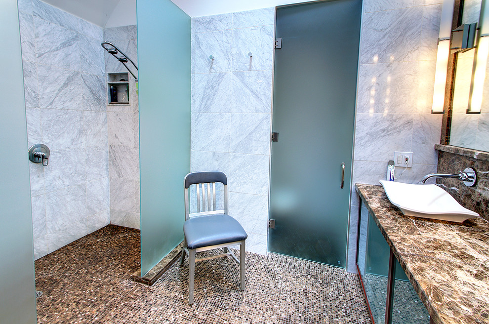 На фото: ванная комната: освещение в современном стиле с плиткой мозаикой и настольной раковиной с