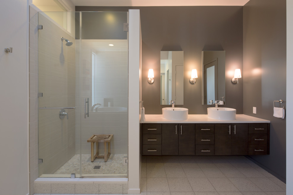 Inspiration för ett stort funkis en-suite badrum, med ett fristående handfat, släta luckor, skåp i mörkt trä, bänkskiva i kvarts, en dusch i en alkov, beige kakel, porslinskakel, grå väggar och betonggolv