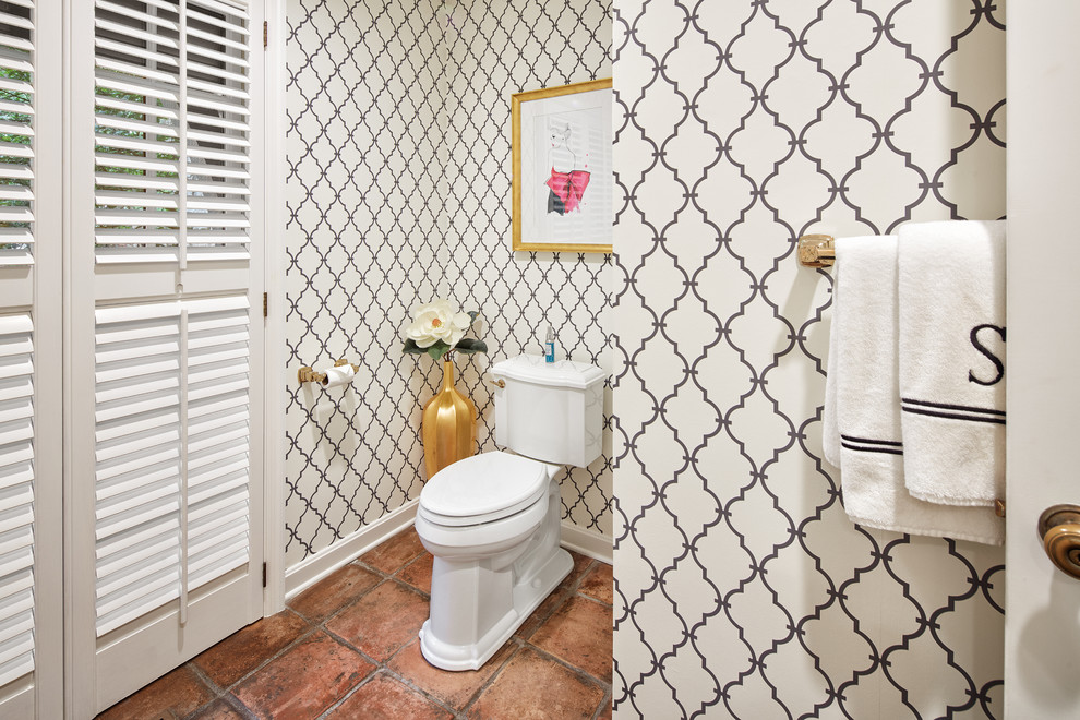Foto di una stanza da bagno classica di medie dimensioni con consolle stile comò, ante nere, WC a due pezzi, pareti bianche, pavimento in terracotta, lavabo sottopiano, top in quarzo composito e pavimento arancione