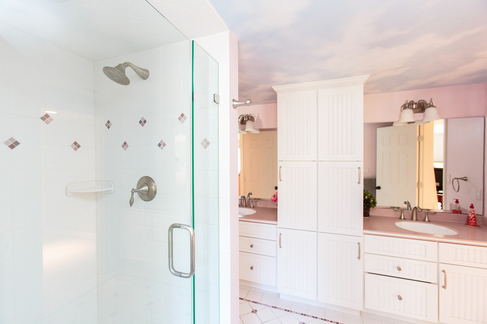 Idee per un'ampia stanza da bagno con doccia tradizionale con ante a filo, vasca da incasso, doccia ad angolo, pareti rosa, pavimento con piastrelle in ceramica e lavabo da incasso