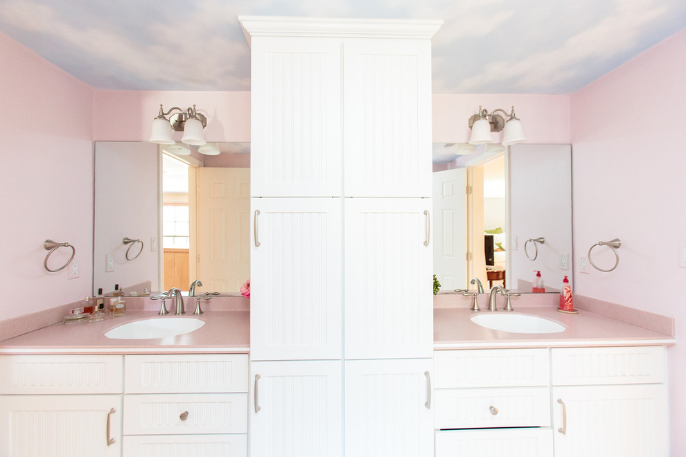Cette photo montre une très grande salle d'eau chic avec un placard à porte affleurante, une baignoire posée, une douche d'angle, un mur rose, un sol en carrelage de céramique et un lavabo posé.
