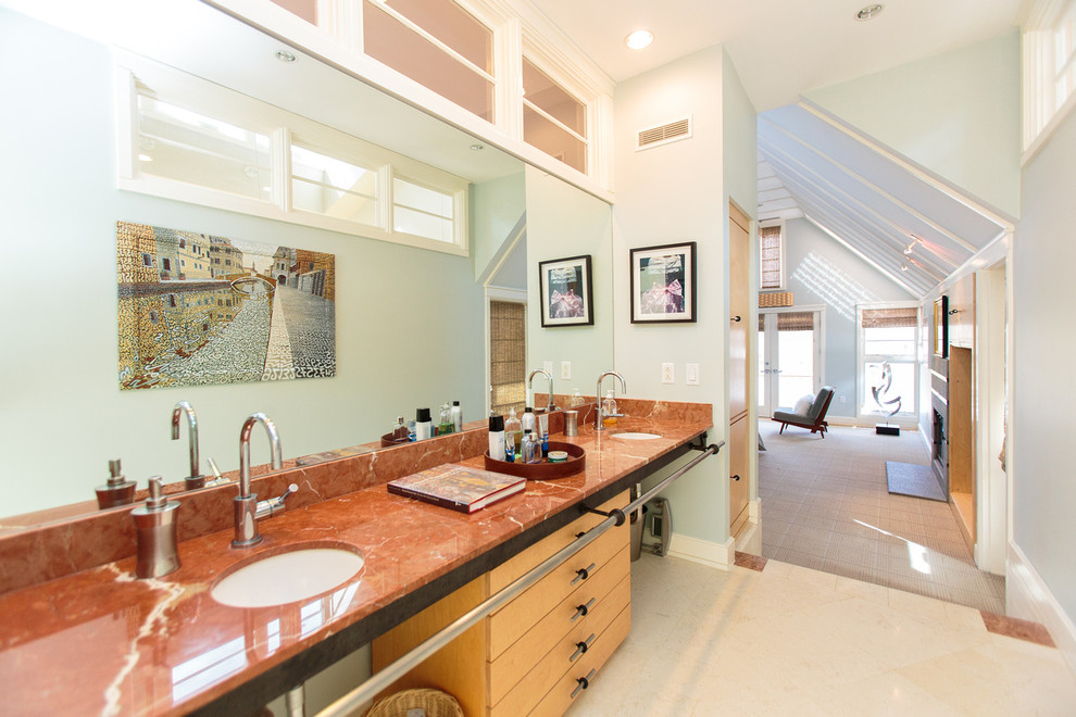 Geräumiges Modernes Badezimmer En Suite mit flächenbündigen Schrankfronten, hellen Holzschränken und Keramikboden in Boston
