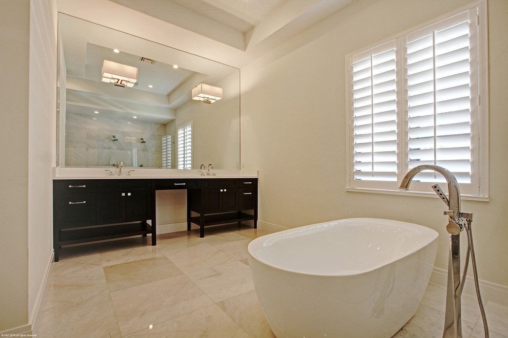 Diseño de cuarto de baño principal mediterráneo de tamaño medio con bañera exenta y ducha doble