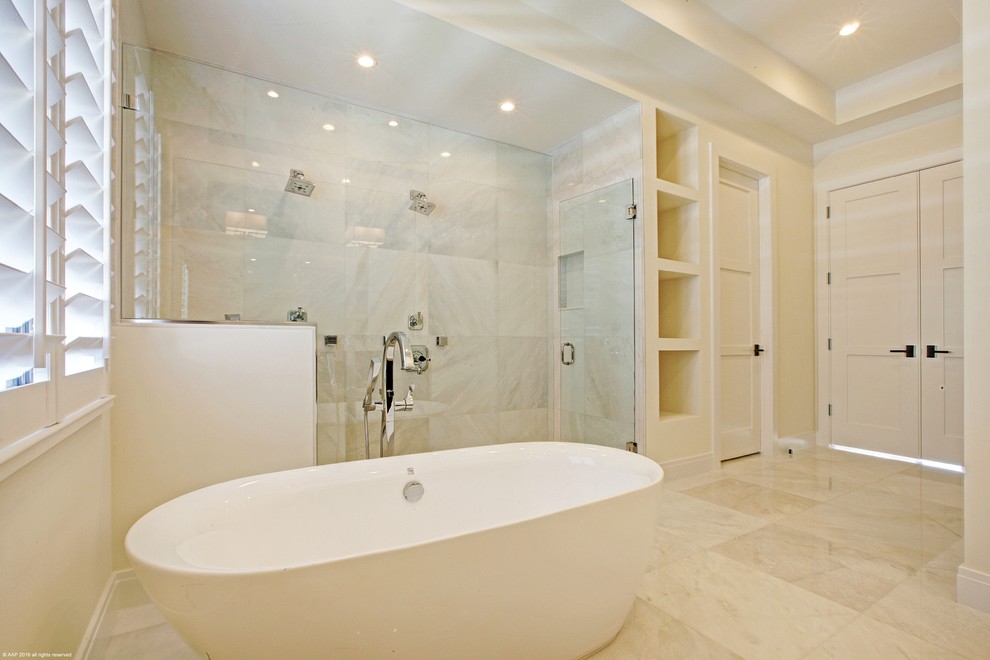 Imagen de cuarto de baño principal mediterráneo de tamaño medio con bañera exenta y ducha doble