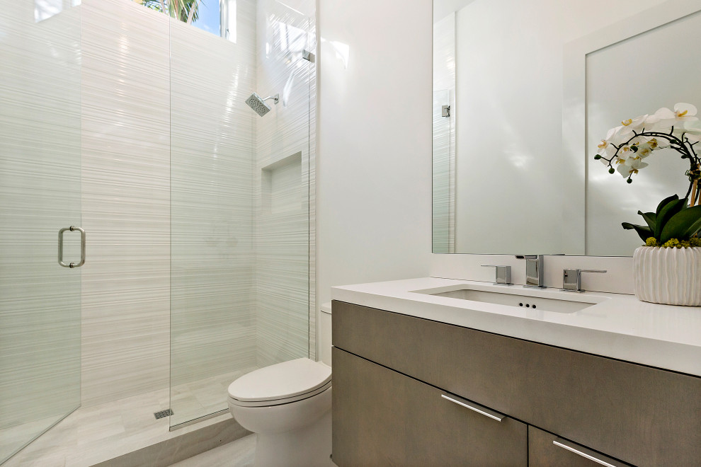 Design ideas for a contemporary bathroom in Miami.