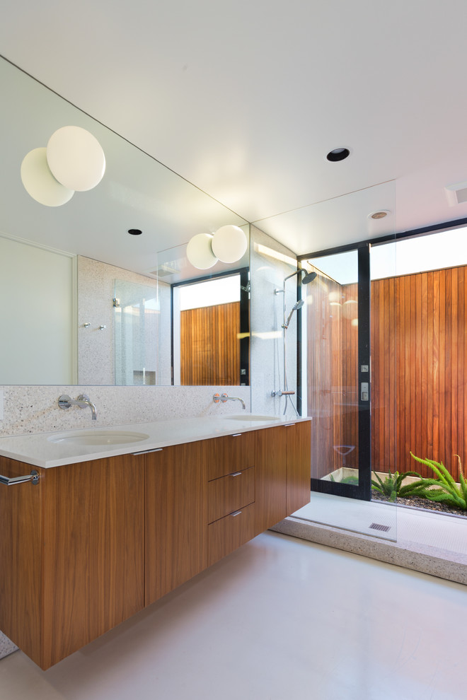 Immagine di una stanza da bagno moderna con ante lisce e ante in legno scuro