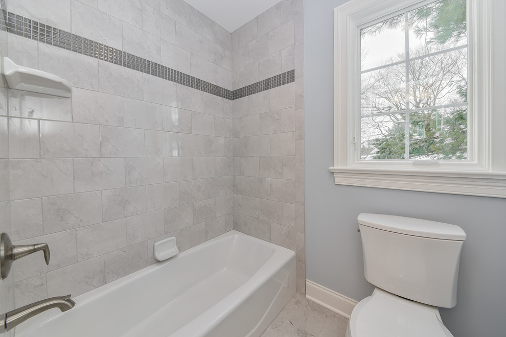 Exempel på ett mellanstort klassiskt badrum för barn, med skåp i shakerstil, skåp i mellenmörkt trä, ett badkar i en alkov, en toalettstol med separat cisternkåpa, vit kakel, keramikplattor, grå väggar, klinkergolv i keramik, ett undermonterad handfat, bänkskiva i kvartsit, en dusch i en alkov, grått golv och med dusch som är öppen