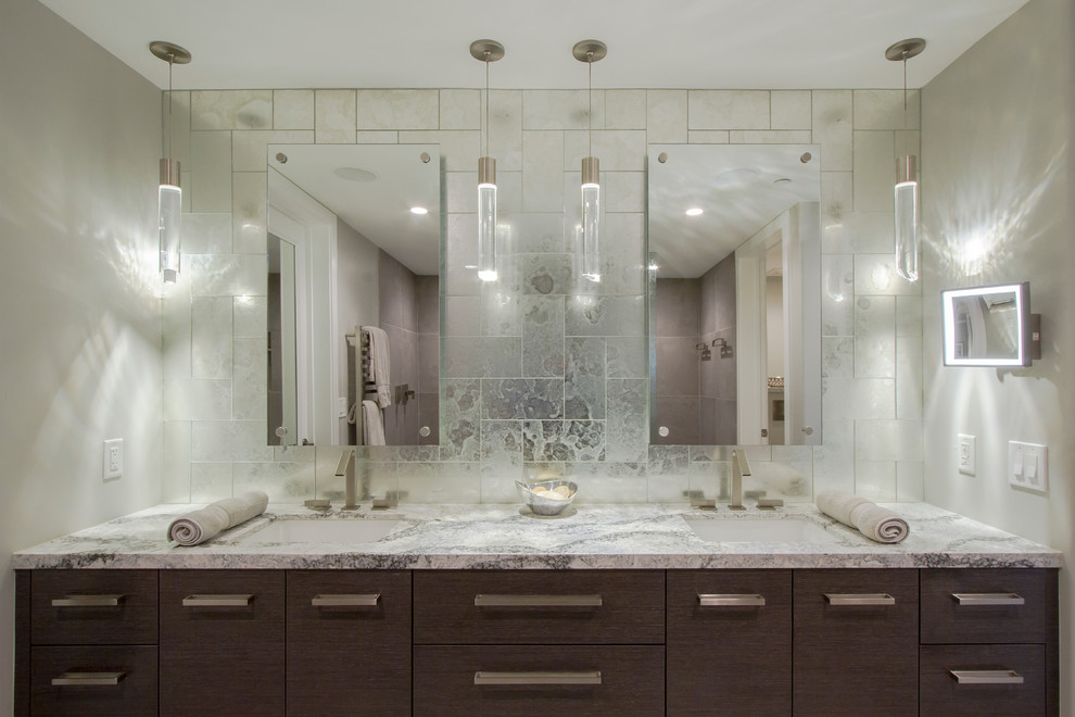 Exemple d'une salle de bain principale tendance en bois foncé de taille moyenne avec un placard à porte plane, une douche ouverte, un carrelage gris, un carrelage en pâte de verre, un mur beige, carreaux de ciment au sol, un lavabo encastré, un plan de toilette en quartz modifié, un sol beige et aucune cabine.
