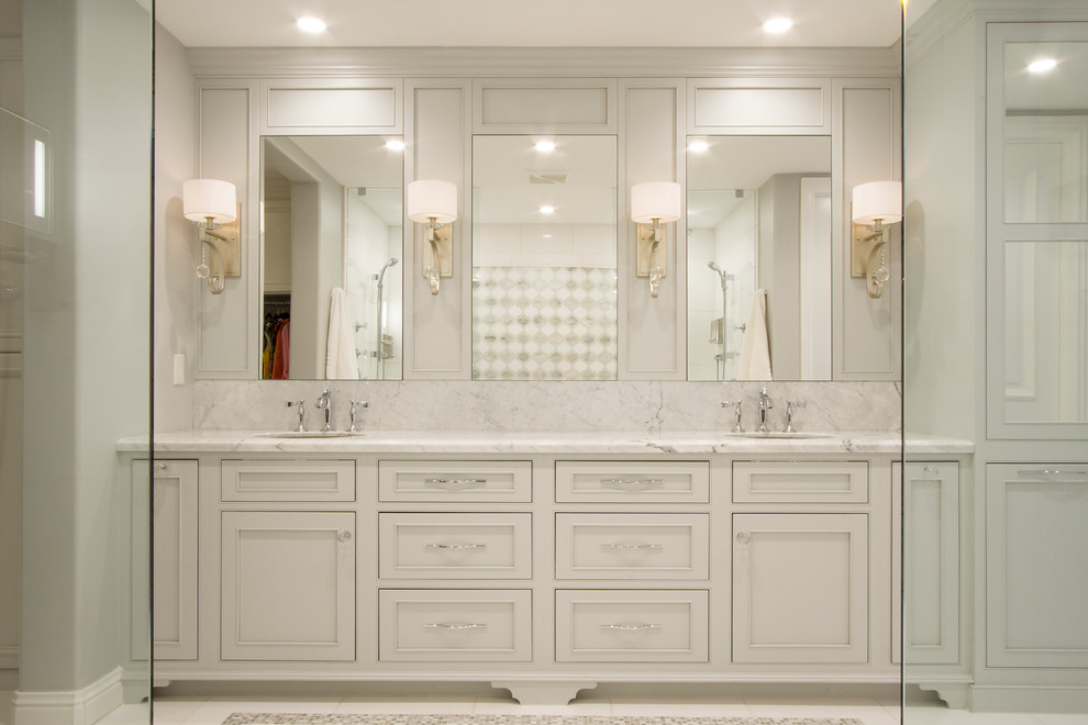 Idéer för stora vintage en-suite badrum, med luckor med infälld panel, vita skåp, en öppen dusch, vit kakel, porslinskakel, vita väggar, klinkergolv i keramik, ett undermonterad handfat, marmorbänkskiva, vitt golv och med dusch som är öppen
