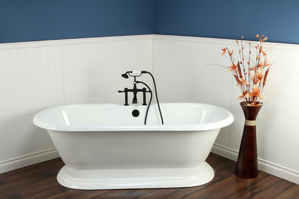 Inspiration för klassiska badrum, med ett fristående badkar och en öppen dusch