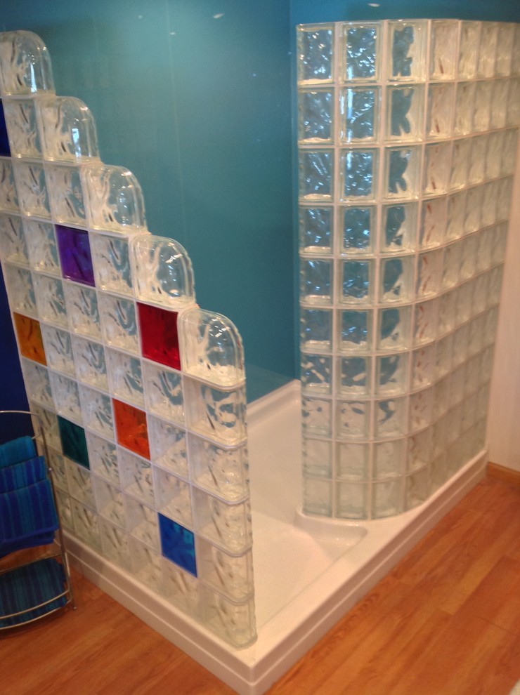 Foto di una grande stanza da bagno padronale design con doccia ad angolo, piastrelle blu e pareti blu