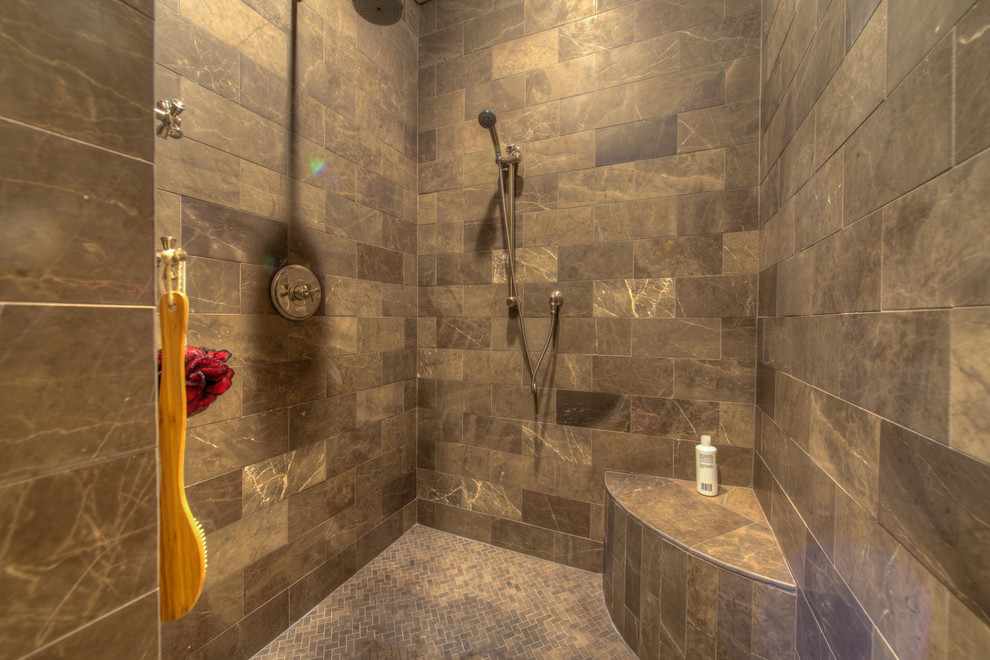 Ejemplo de cuarto de baño principal mediterráneo grande con lavabo bajoencimera, puertas de armario de madera oscura, ducha abierta y suelo de madera clara