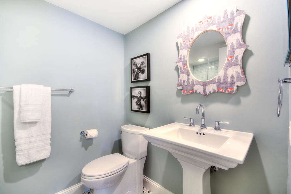 Idées déco pour une salle de bain classique de taille moyenne avec WC séparés, un carrelage noir et blanc, des carreaux de porcelaine, un mur gris, un sol en carrelage de porcelaine et un lavabo de ferme.