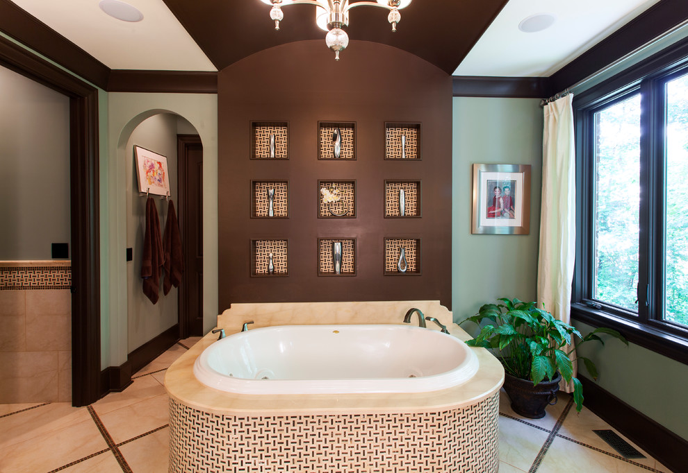 Modelo de cuarto de baño clásico con encimera de mármol, bañera encastrada y baldosas y/o azulejos beige