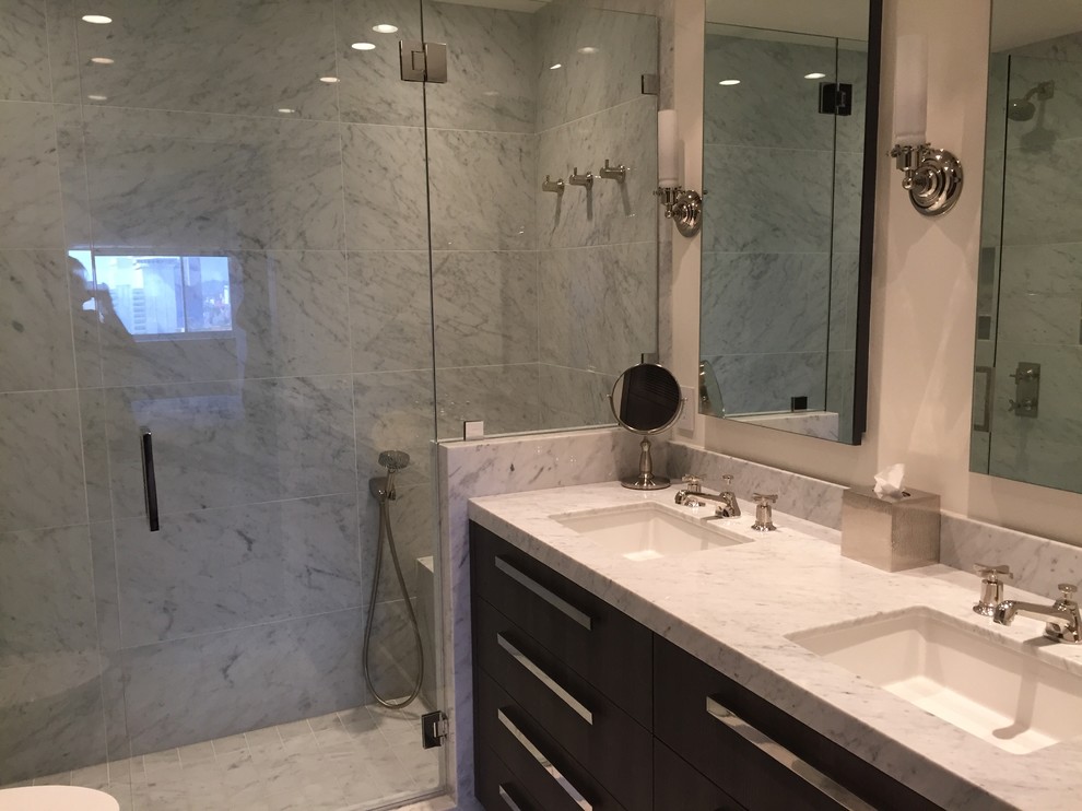 This is an example of an urban ensuite bathroom in Los Angeles.