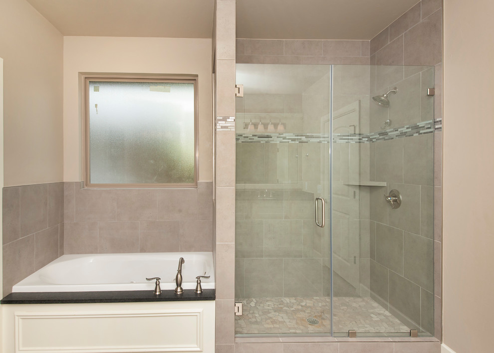 Inspiration för stora klassiska en-suite badrum, med skåp i shakerstil, vita skåp, ett platsbyggt badkar, en dusch i en alkov, beige kakel, travertinkakel, beige väggar, skiffergolv, ett undermonterad handfat, bänkskiva i akrylsten, grått golv och dusch med gångjärnsdörr