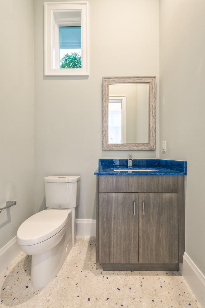Свежая идея для дизайна: большая ванная комната с плоскими фасадами, серыми фасадами, раздельным унитазом, серой плиткой, серыми стенами, полом из керамической плитки, врезной раковиной, столешницей из переработанного стекла и серым полом - отличное фото интерьера