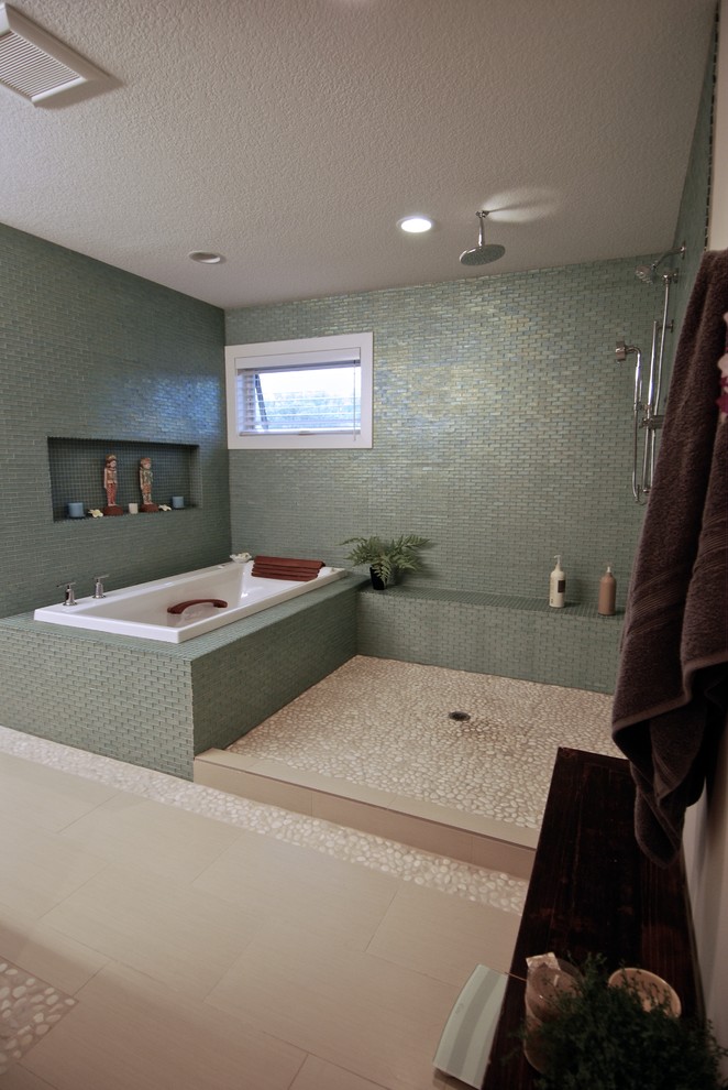 Aménagement d'une salle de bain principale rétro en bois brun de taille moyenne avec un placard à porte plane, une baignoire posée, une douche ouverte, WC à poser, un carrelage bleu, un carrelage en pâte de verre, un mur blanc, un sol en carrelage de céramique, un lavabo encastré et un plan de toilette en granite.