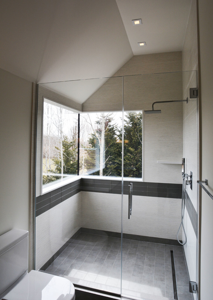 Großes Modernes Badezimmer in New York