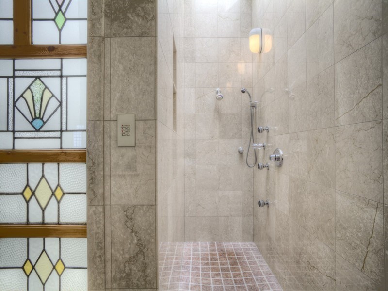 Kleines Uriges Badezimmer En Suite mit Unterbauwaschbecken, Granit-Waschbecken/Waschtisch, Duschnische, weißen Fliesen, Porzellanfliesen, bunten Wänden und Terrakottaboden in Seattle