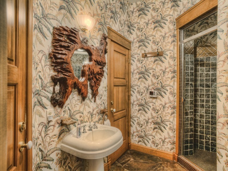 Immagine di una piccola stanza da bagno con doccia rustica con lavabo a colonna, top in pietra calcarea, doccia alcova, piastrelle grigie, piastrelle in pietra, pareti multicolore e pavimento in ardesia