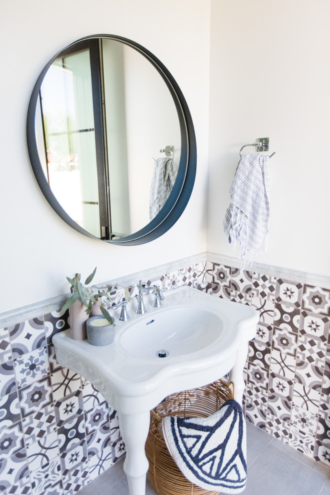 Diseño de cuarto de baño mediterráneo de tamaño medio con sanitario de una pieza, baldosas y/o azulejos blancas y negros, baldosas y/o azulejos en mosaico, aseo y ducha, lavabo tipo consola y suelo gris