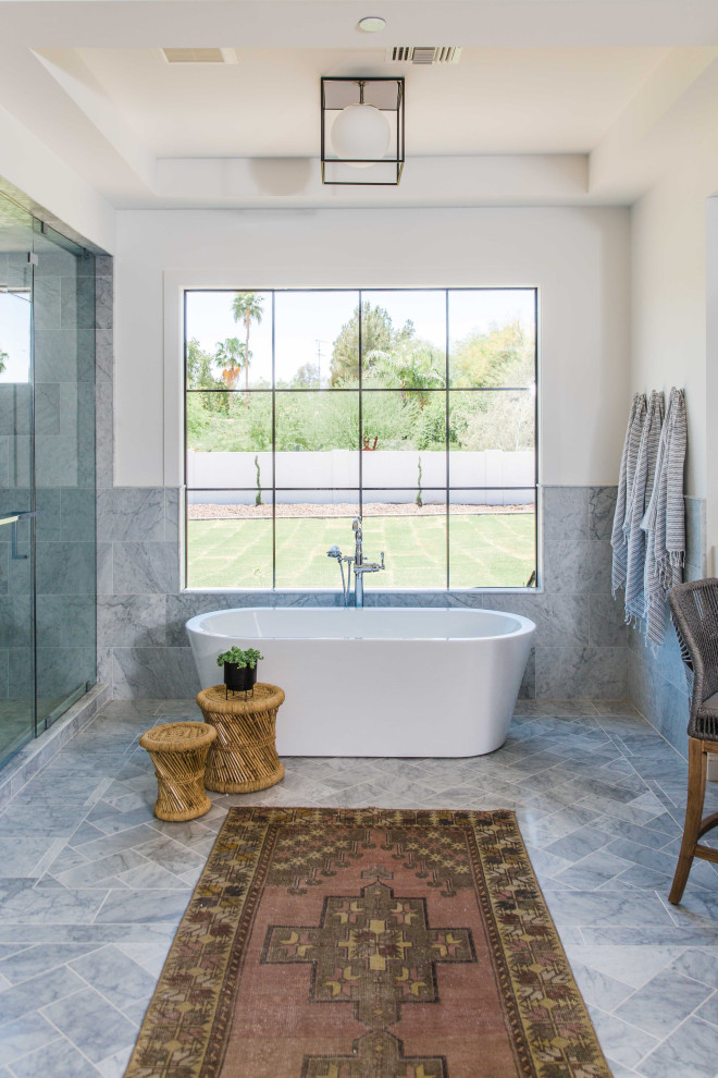 Inspiration för ett vintage badrum, med ett fristående badkar, vita väggar och grått golv
