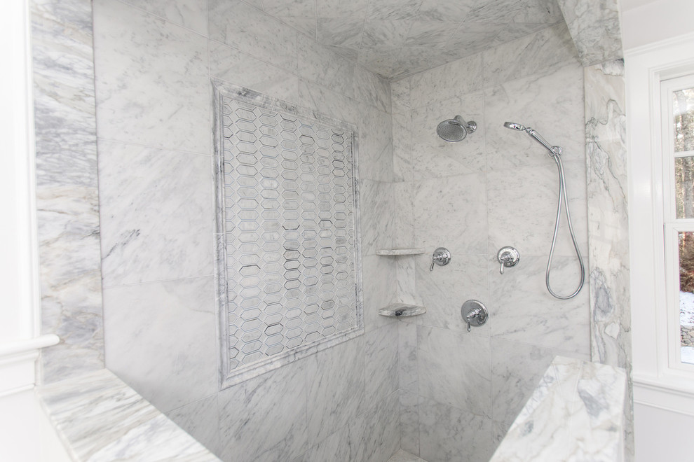 Modelo de cuarto de baño principal tradicional grande con armarios con paneles con relieve, puertas de armario blancas, ducha empotrada y encimera de mármol