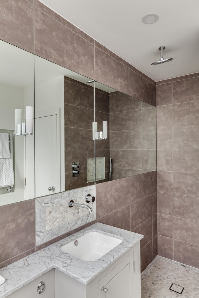 Стильный дизайн: ванная комната в современном стиле с врезной раковиной, плоскими фасадами, белыми фасадами, открытым душем, серой плиткой и открытым душем - последний тренд