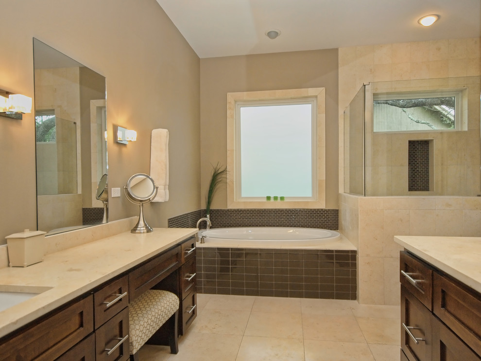 Modernes Badezimmer mit Unterbauwaschbecken, Einbaubadewanne und Eckdusche in Austin