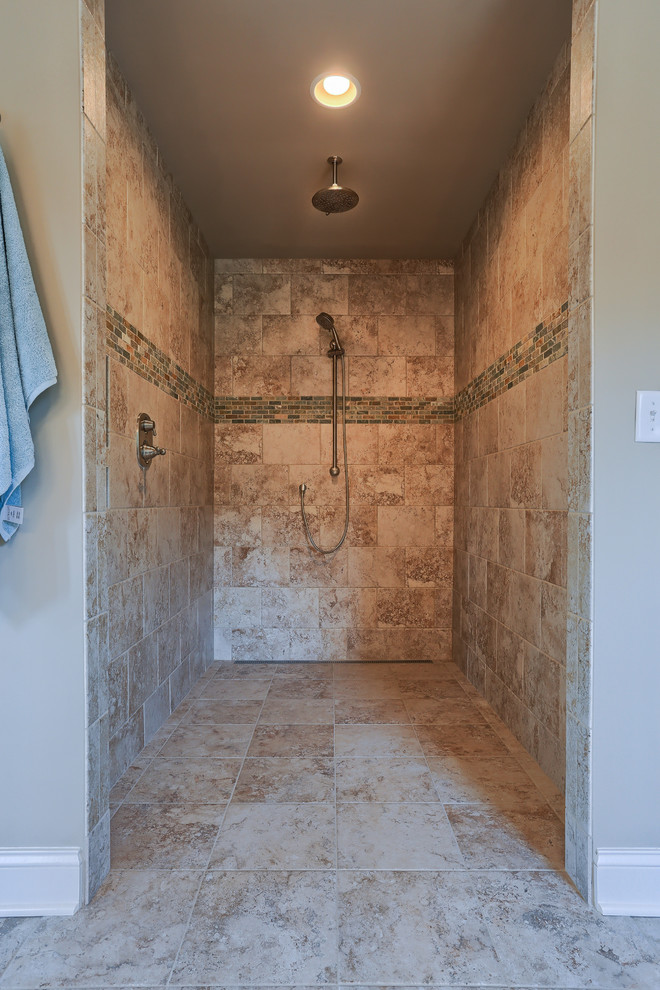 Aménagement d'une salle de bain principale campagne de taille moyenne avec des portes de placard blanches, une douche à l'italienne, un carrelage beige et un mur beige.