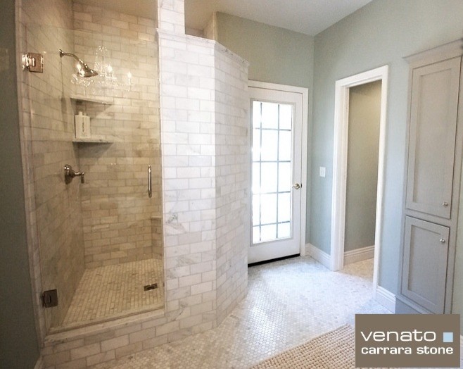 Ejemplo de cuarto de baño principal clásico grande con baldosas y/o azulejos blancos, ducha esquinera y suelo de mármol