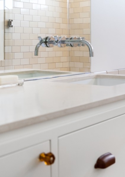 Mittelgroßes Klassisches Duschbad mit offener Dusche, Toilette mit Aufsatzspülkasten, beigen Fliesen, Zementfliesen, weißer Wandfarbe und braunem Holzboden in Sacramento